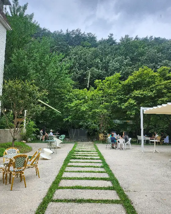 산솔 카페의 외부 전경과 야외 좌석