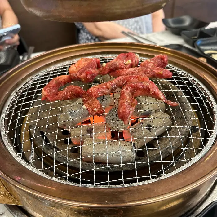 숯불에 구워지는 고기