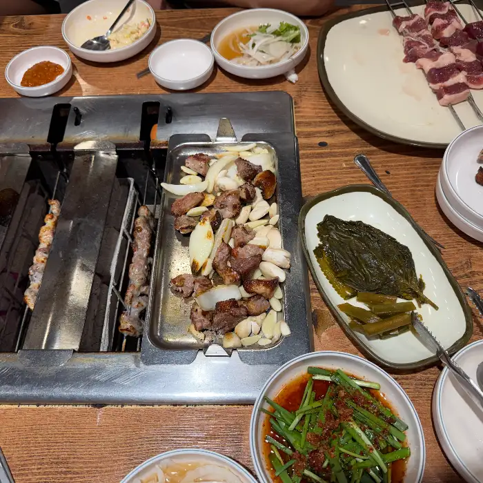 테이블 위에서 구워지는 오리고기