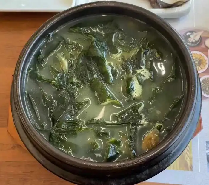 진한 소고기 미역국이 담긴 뚝배기
