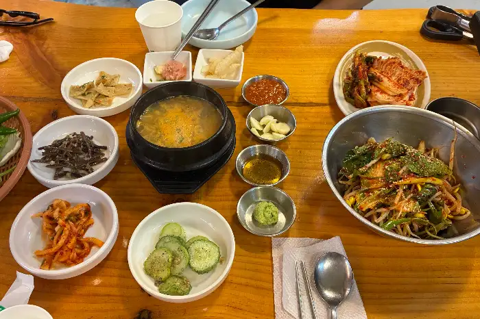 정갈하게 차려진 밥상, 찌개와 곁들임 메뉴들
