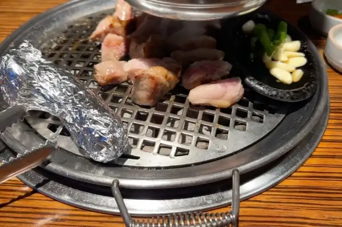 직원이 직접 고기를 구워주고 있는 모습