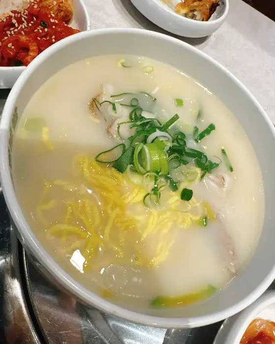 따뜻한 국물의 사골 칼국수