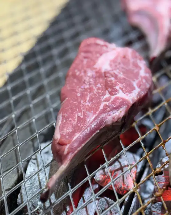 숯불 위에서 구워지고 있는 양갈비