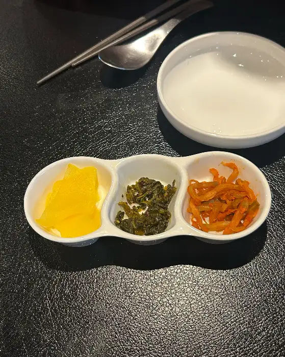 기본 찬으로 제공된 짜사이, 단무지, 땅콩조림