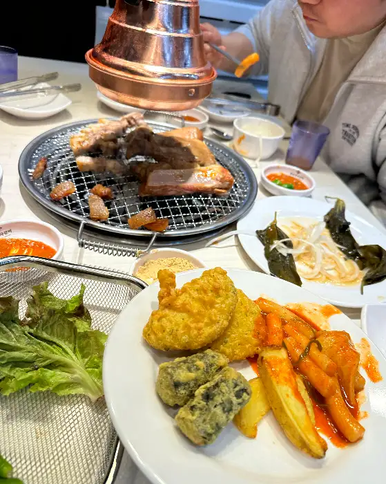 셀프바에 놓인 다양한 음식들