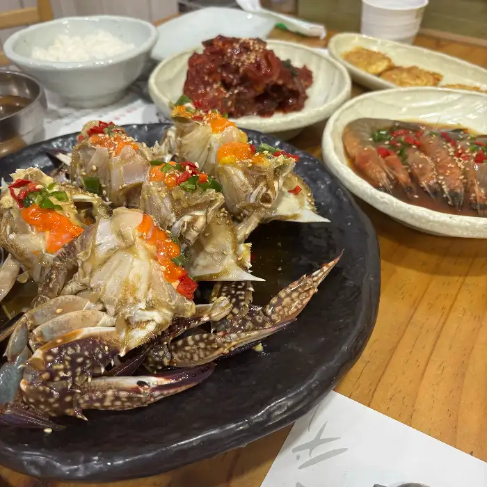 푸짐하게 담긴 간장게장