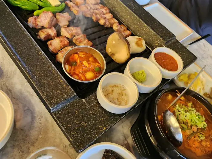 목돈72 군포산본점 멜젓 소스와 쌈 채소