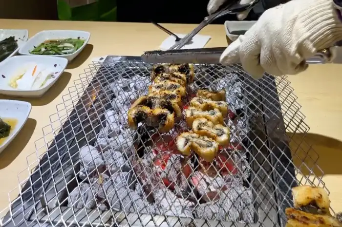 직원분이 장어를 직접 구워주는 모습