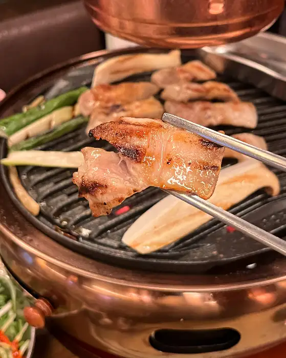 불판 위에서 익어가는 삼겹살