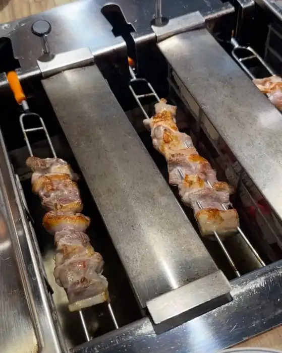 기계에 꽂혀 돌아가는 오리고기 꼬치