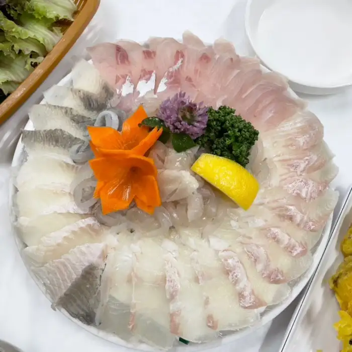 고급스럽게 장식된 모듬회 접시