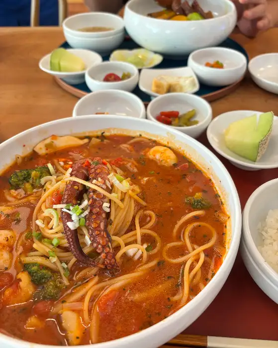 돌문어 빠쉐의 근접샷, 재료들이 돋보이는 모습