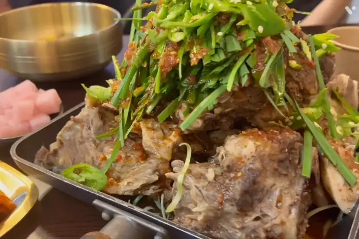푸짐하게 차려진 등뼈수육