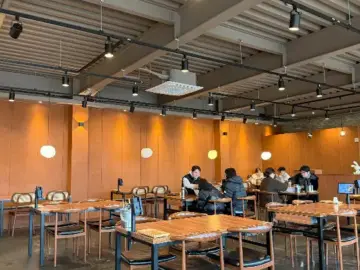 만조칼국수 넓고 깔끔한 실내 전경