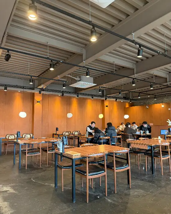 만조칼국수 넓고 깔끔한 실내 전경