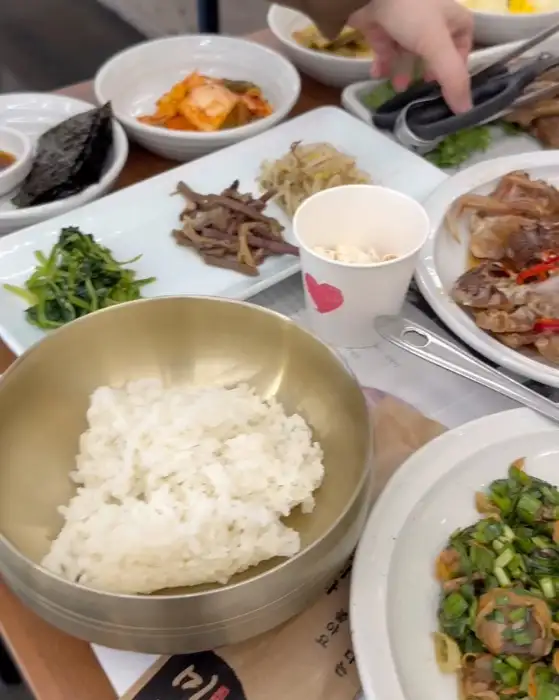 다양한 종류의 나물 반찬과 김치, 밥이 담긴 그릇들