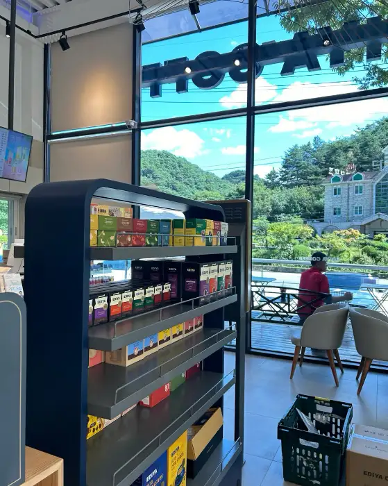 이디야커피 봉화다덕점 내부에서 바라본 바깥 풍경