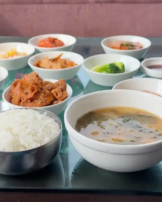 정갈하게 차려진 백반 반찬들
