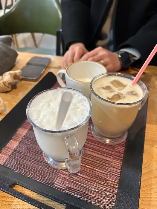 따뜻한 음료와 디저트