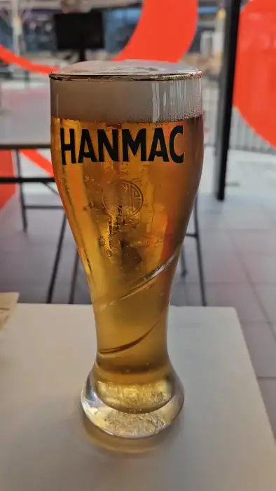 시원하게 거품이 올라온 맥주잔