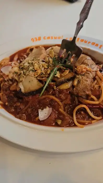 진한 토마토 소스와 해산물이 듬뿍 들어간 938 동구점의 씨푸드 토마토 파스타