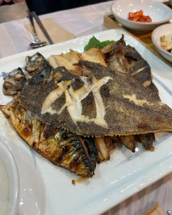 바삭하게 잘 구워진 생선구이