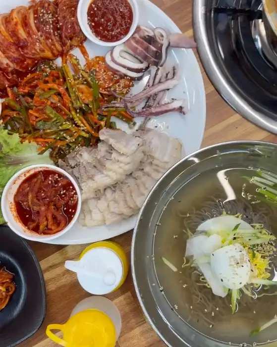 신선한 오징어와 보쌈의 조화