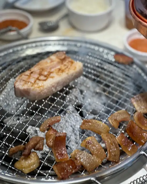 불판 위에서 구워지고 있는 돼지갈비
