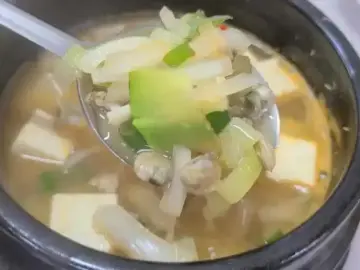 따뜻한 국물에 두부, 채소가 가득한 재첩국