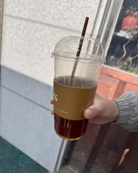 투명 컵에 담긴 아이스 커피