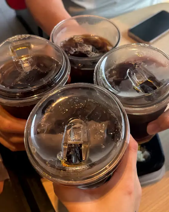 따뜻한 맥주잔에 담긴 콜라