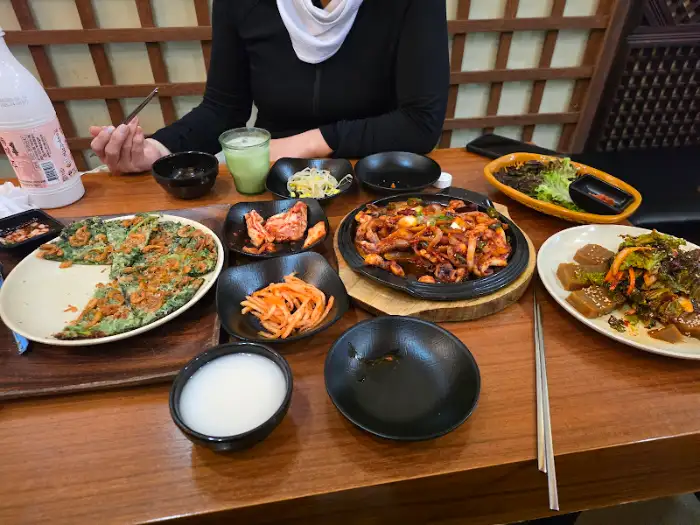 테이블 위에 차려진 음식들
