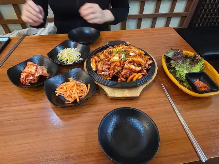 테이블 위 다양한 음식들