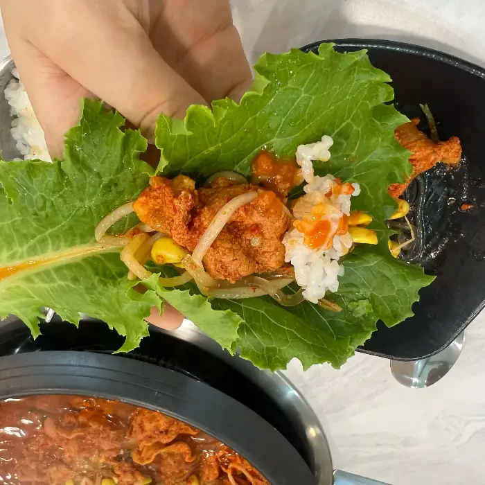 요거트에빠진돼지요돼지, 쌈 채소에 고기와 곁들임