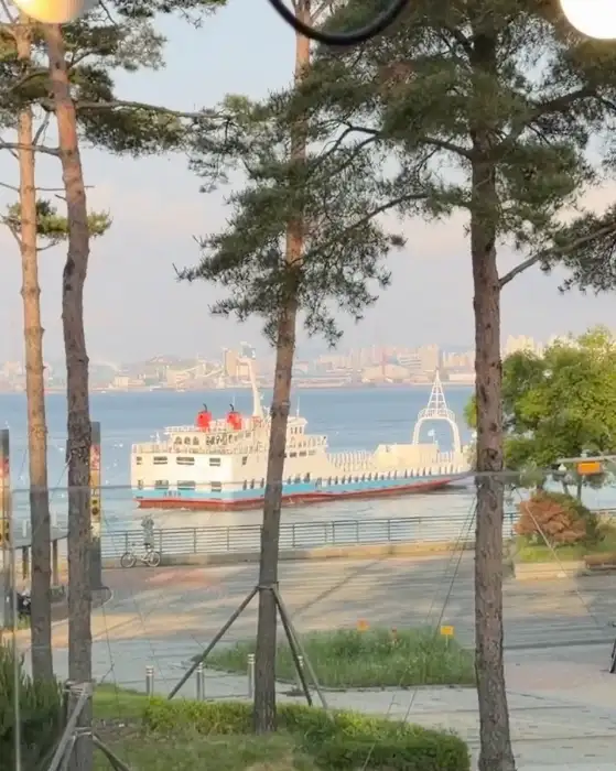 바다 위를 떠다니는 배와 주변 풍경
