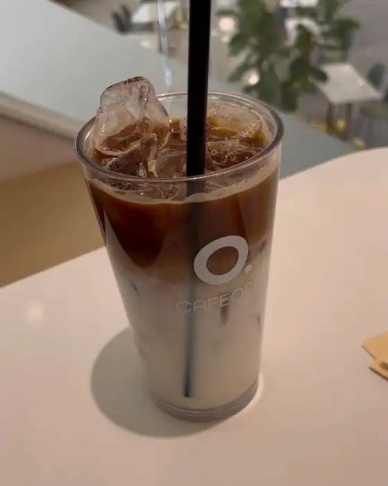 투명한 컵에 담긴 시원한 라떼