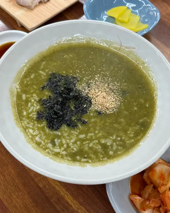 보말죽 위에는 김가루와 깨소금이 뿌려져 있고, 쌀알이 살아있는 질감이다.