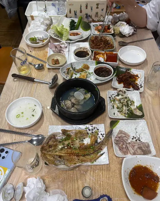 다양한 종류의 해산물과 곁들임 찬