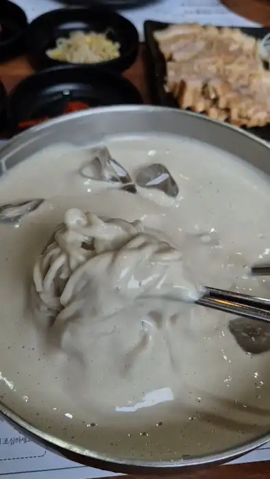 진초동순두부 장성본점의 쫄깃한 생면이 돋보이는 콩물국수