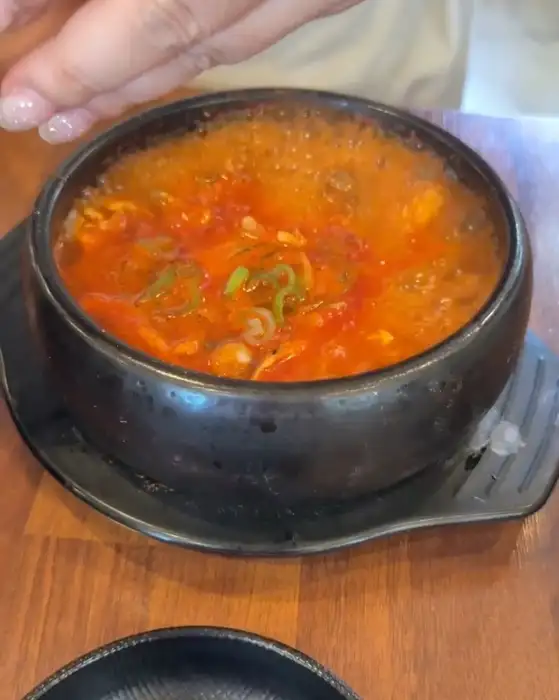 보글보글 끓고 있는 진초동순두부 장성본점의 순두부찌개