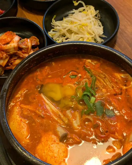 진한 국물의 차돌버섯순두부찌개와 정갈한 밑반찬