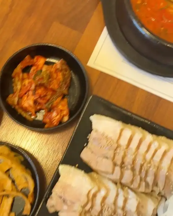 먹음직스럽게 플레이팅된 수육과 겉절이 김치
