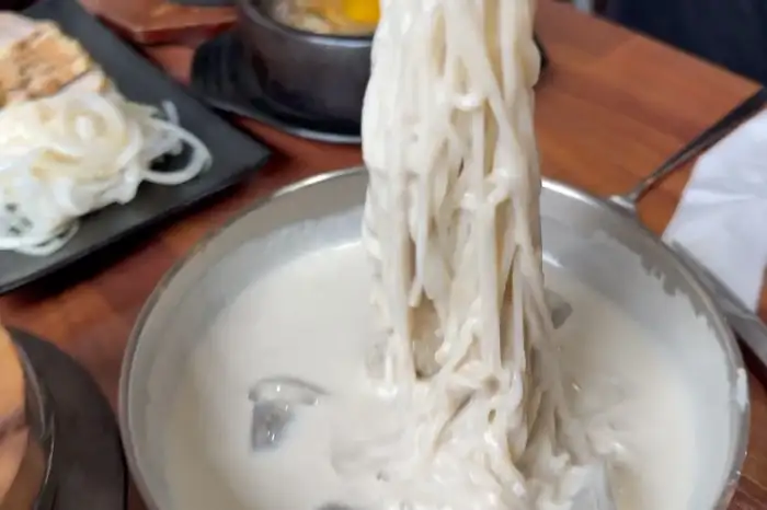 넓은 그릇에 담겨 나오는 푸짐한 수육 한 접시