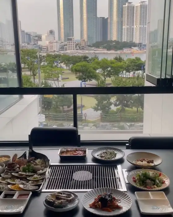 클램하우스 부산송도점 테이블 세팅과 바다 풍경