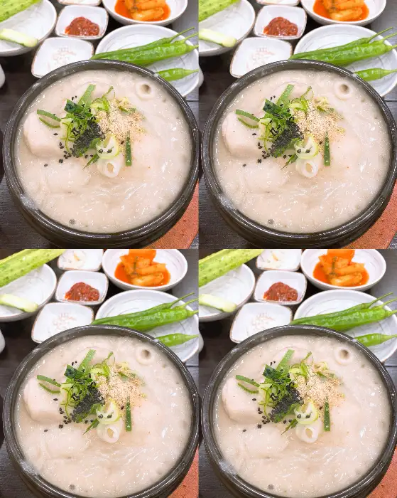 고소한 들깨 국물이 흠뻑 배어 있는 삼계탕 모습. 닭고기와 찹쌀이 푸짐하게 담겨 있다.