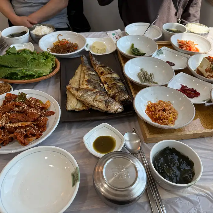 다양한 반찬과 함께 나온 제육볶음