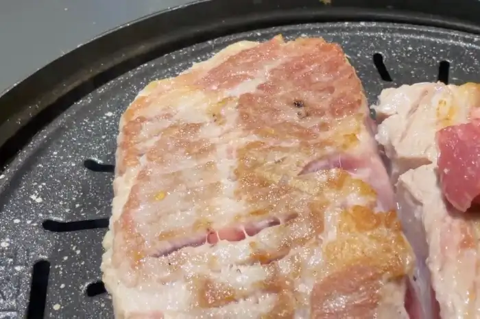 잘 익은 삼겹살 단면이 육즙으로 가득 차 보인다.