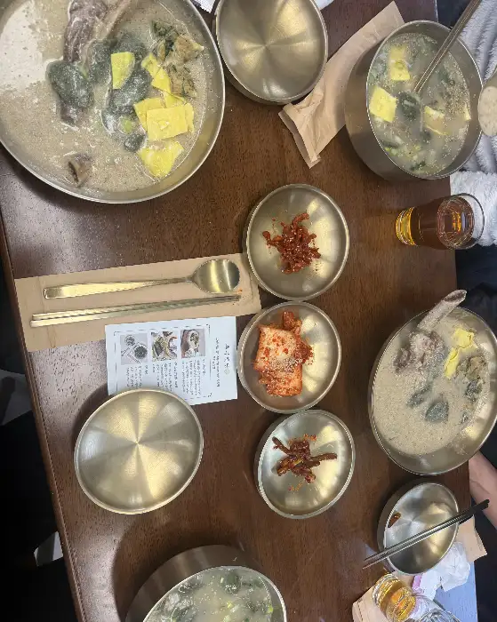 추부깻담 테이블 세팅 및 떡국, 밑반찬