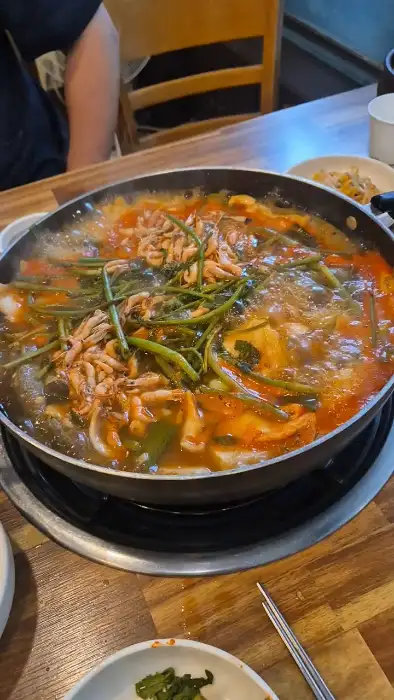 보글보글 끓는 동강매운탕 모습